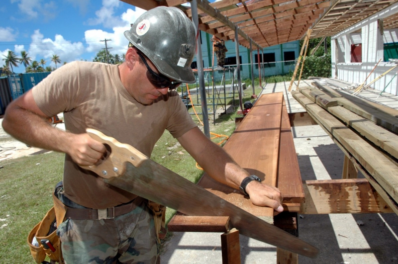 ebeniste-BAUDUEN-min_worker_construction_building_carpenter_male_job_build_helmet-893290